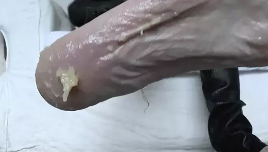 Yarak kafesinde, anal, ayak yemeği, bacaklar arasındaki yarak Bayan Victoria Valente'i sikiyor