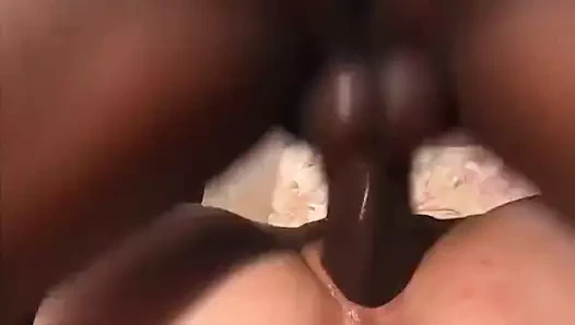 Dövmeli tombul milf boşalmak üzerinde gözlük