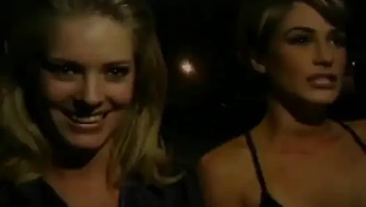 Güzel klasik bebekler taksinin arka koltukta lezbo eğleniyor