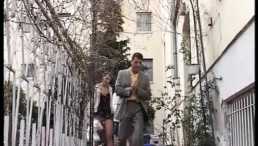 Çekici esmer Alman genç kız iki azgın adam tarafından sikiliyor