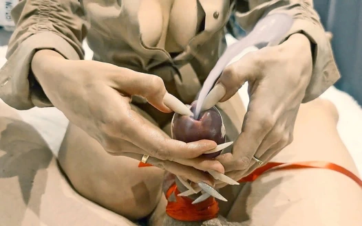 Orta yaşlı seksi kadın daha kolay boşalması için üvey oğlunun üretrasını genişletiyor