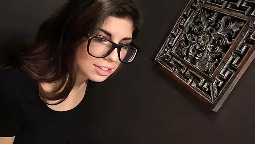 Kız Ava Taylor duvar deliğinde itiraf ediyor