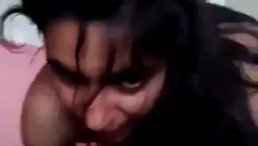 Desi güzel karısı kocasının penisini emiyor