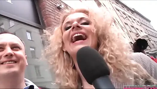Настоящая фанатка получает хороший трах!!
