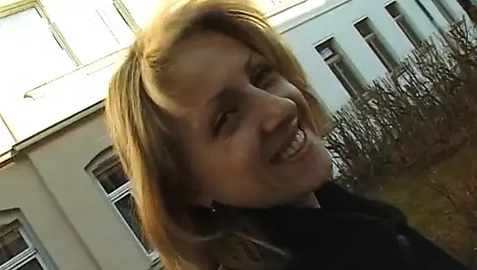 Büyük memeli sarışın vücudunu gösteriyor