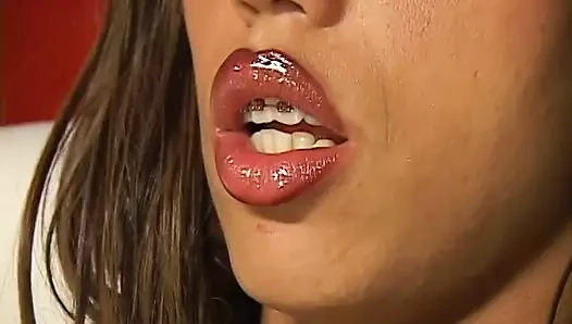 Baştan çıkarıcı ladyboy ateşli adamı sert emiyor ve sonra sikiliyor ve dölleniyor