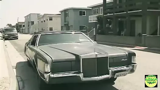 Yüksek topuklu ayakkabı giyen çekici Asyalı bir kadınla manuel stimülasyon ve oral seks de dahil olmak üzere heyecan verici cinsel karşılaşma