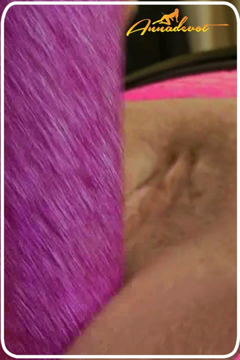 Tıraşlı tombul amımı parmaklıyor ve dildo ile sikiyorum, sürekli azgınken başka ne yapabilirim ki?