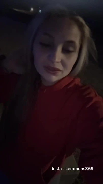 Beyaz sürtük zenci adamlar için dans ediyor