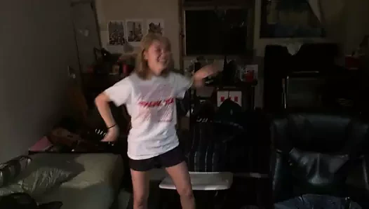 şeftali asyalı kız sevimsiz dans