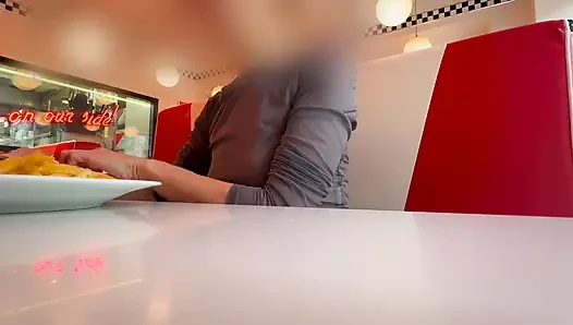 Tamamen dolgun üst giyen bir restoranda öğle yemeği yiyorum pirsingli meme uçlarımı ve seksi göğüslerimi teşhir ediyor