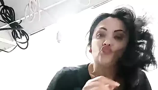 Dükkanda amımı gösteriyorum