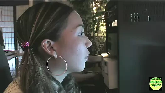 Keeani Lei deliklerini yaraklarla dolduruyor ve sonra yüzünü dölle kaplıyor