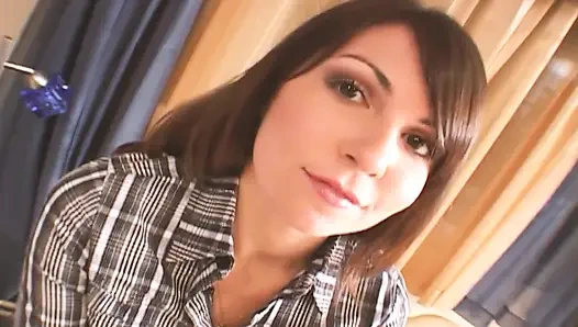 Göt egzersizlericene-3 esmer ince götlü orta yaşlı seksi kadın ağzında büyük bir yarağın tadını çıkarıyor