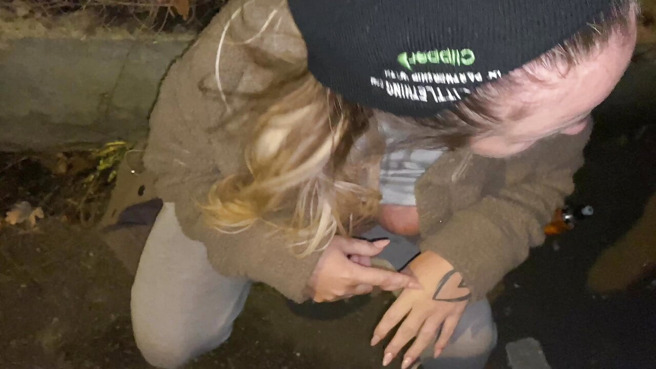 Çılgın sunulan meyve suyu için bir cumshot üzerinde onu yüz