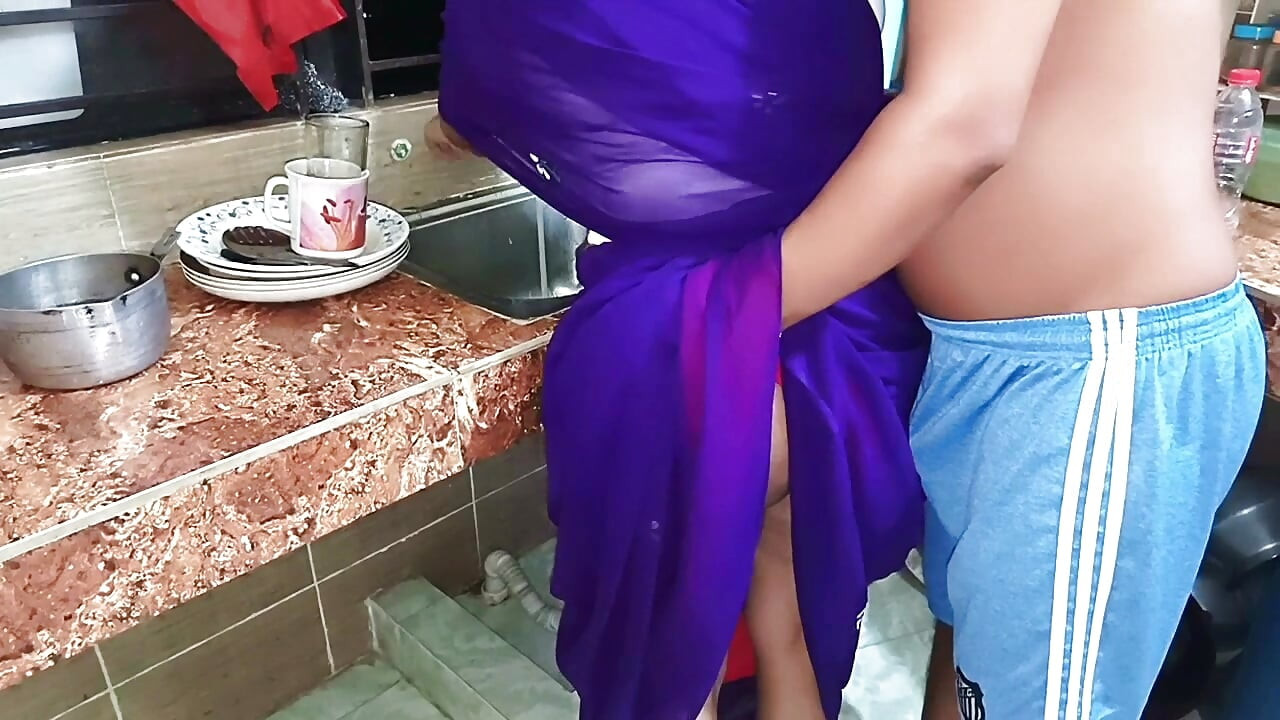Güzel hizmetçiyi sikiyor ve onunla edepsizce konuşuyor. Bangladeşli ateşli hizmetçi sikiliyor