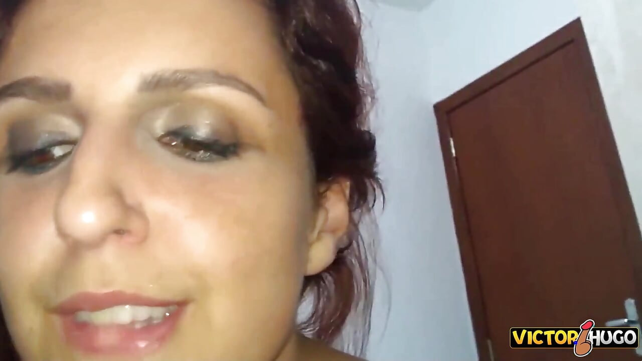 Sonunda göğüslü eşimin vajinasına boşaldım.
