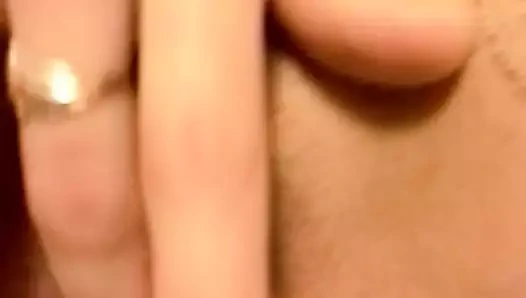 Kediyi parmaklarıyla orgazma getirdi.