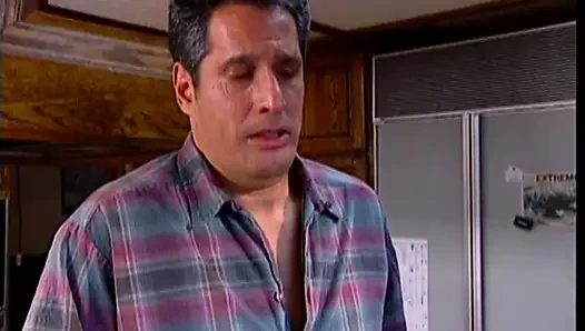 Genç kızıl saçlı sürtük mutfakta dizlerinin üstüne çökmüş yaşlı adamın penisini emiyor