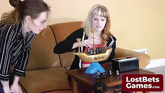 Striptiz korsan penguenleri yarışması kızışıyor