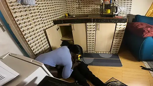 Azgın tesisatçı büyük götünü sikiyor