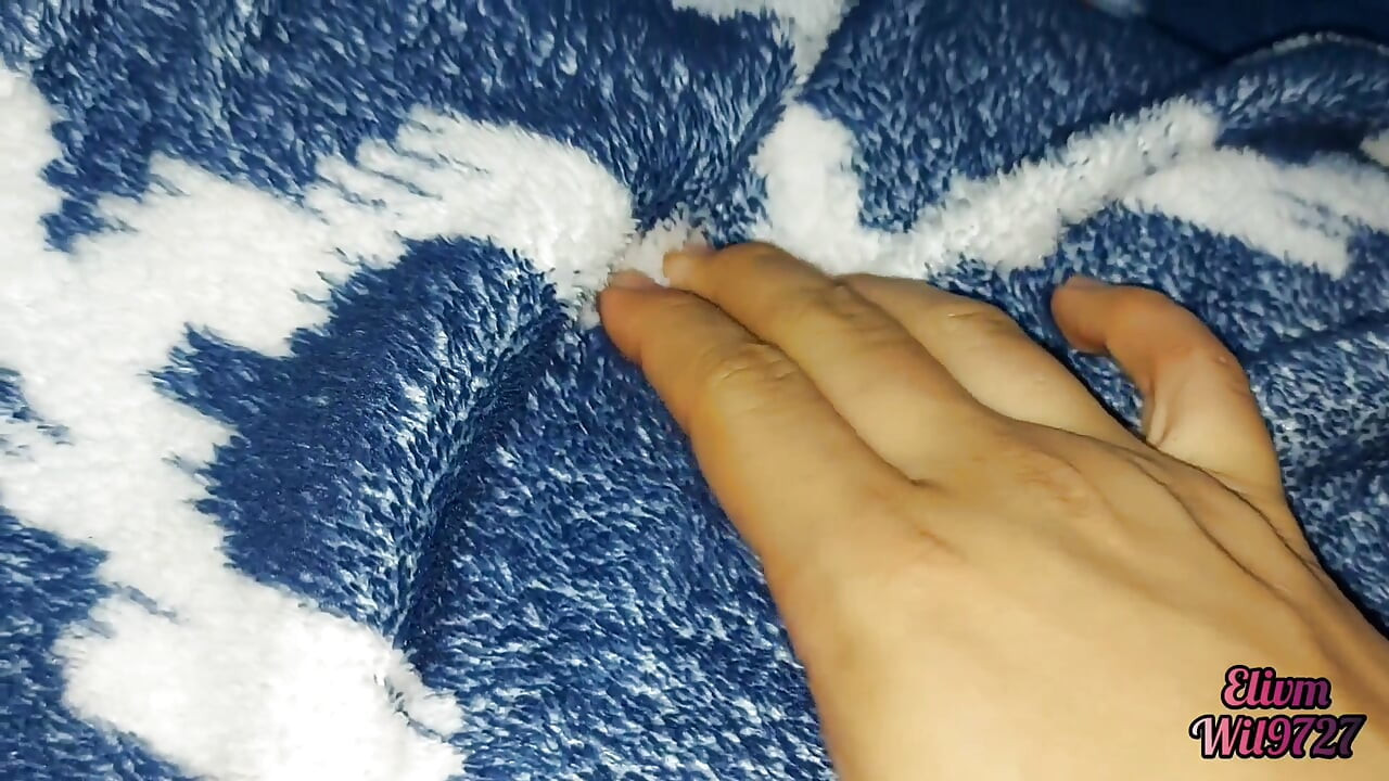Üvey kız kardeşime külotla dokunuyorum