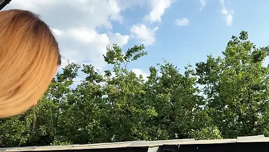 İnanılmaz ateşli ve güzel sıska üniversiteli kız açık havada parlayan güneşin altında kısa eteğinin altında ne olduğunu gösteriyor