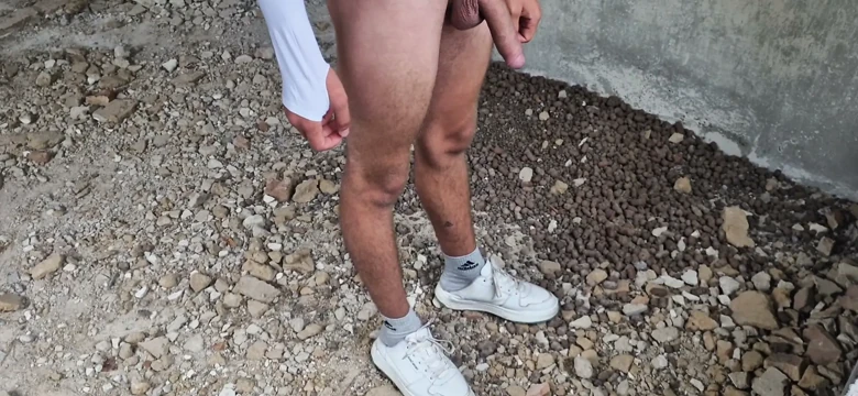 Terk edilmiş bir fabrikada genç bir sikici babasıyla tanıştı ve gelene kadar deliklerini sert sikti