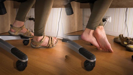 Masanın altında yıpranmış sandaletli seksi ayaklarıma tapıyor