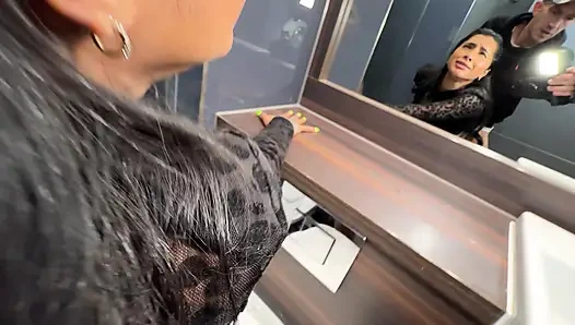 Danny d beni umumi tuvalette sikiyor