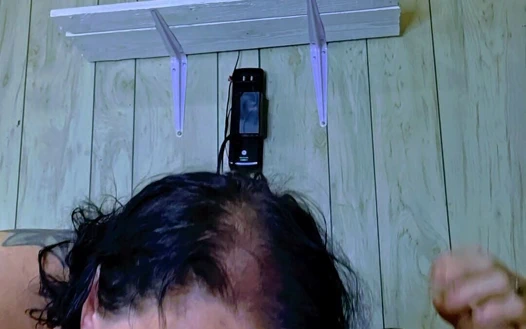 Elinde yarağıyla tatmin olan bir adam