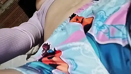 Güzel kız sert mastürbasyon yapıyor ve orgazm oluyor