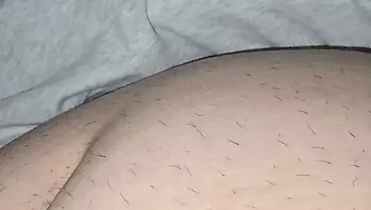 Üvey anne üvey oğlunun iç çamaşırının altında el kayıyor ve sikini tutuyor