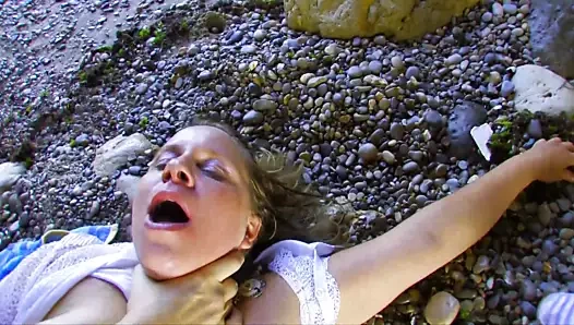 Kayalara gel ve sikimi em!