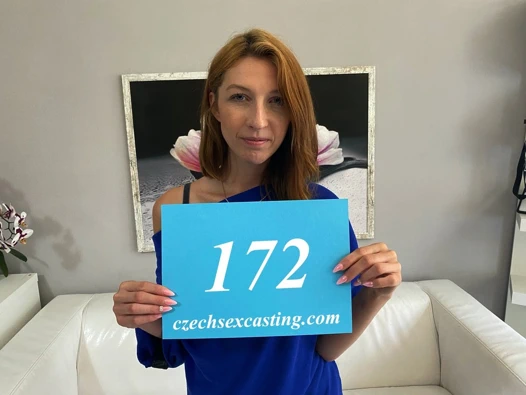 klas kadın alır yemiş sırasında döküm