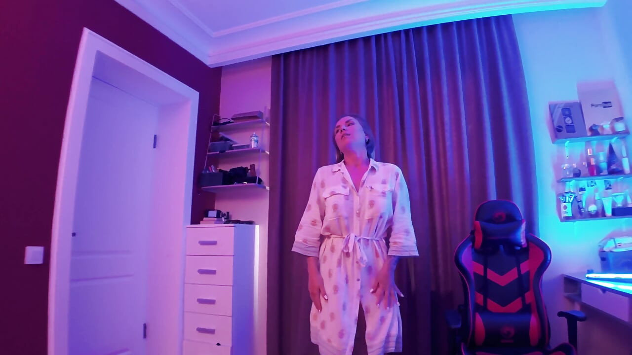 Yatak odasında genç bir çiftin vahşi sevişmesi