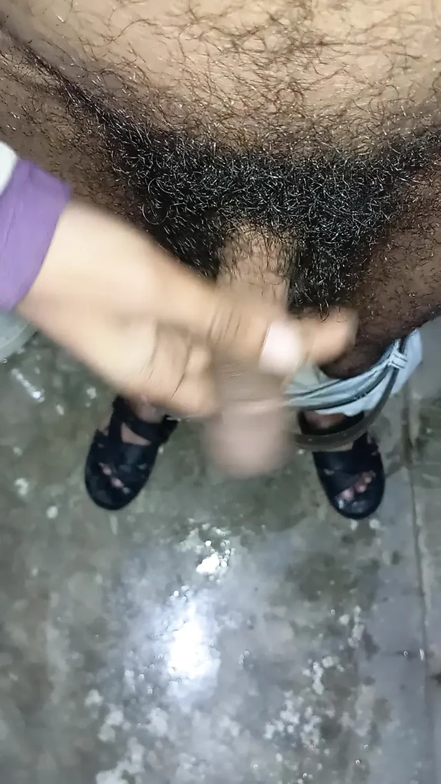 Büyük yaraklı kıllı Hintli adam umumi tuvalette dölü sıvazlıyor nefis döl