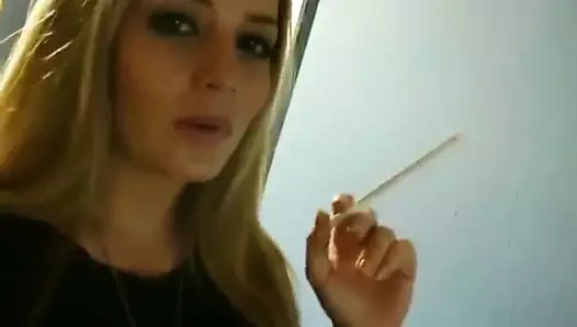 seksi sarışın sigara içme 2