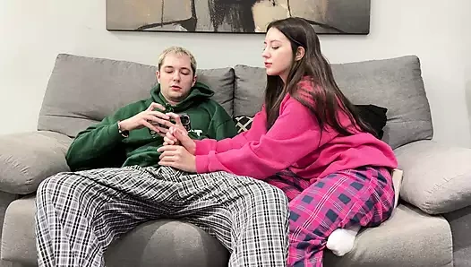 Üvey erkek kardeş porno izliyor ve üvey kız kardeşinin yanında mastürbasyon yapıyor! ama sıkıcı kitap okumak yerine ona elle muameleye karar verdi