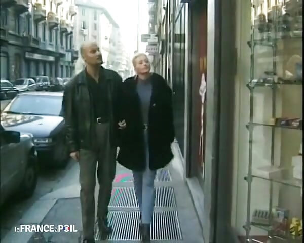 Edepsiz bir sarışın seks dükkanında iki sapık tarafından sikiliyor