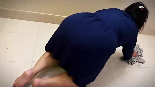 Külotsuz büyük göt ateşli Arap üvey anne yatağın altında sıkıştı