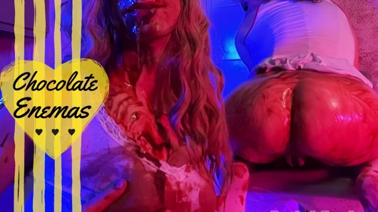 Kadın kılıklı kadının ağzı için çikolatalı lavman