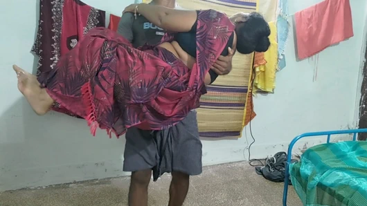 Kayınvalide içeride duruyordu. Ona sarıldım ve onunla seks yaptım - gerçek ev yapımı video