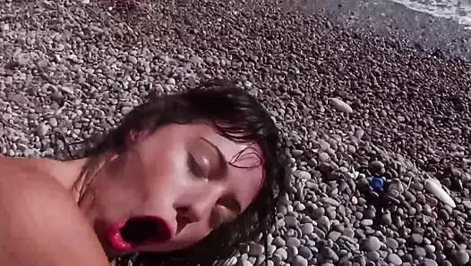 Almanya'dan tombul esmer hatun güzel bir plajda sikişiyor