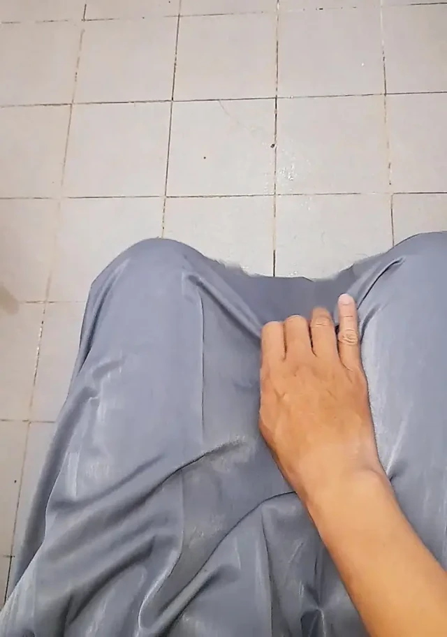 Gri liseli kız etek giyen travesti (rok ebu sma)