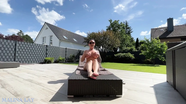 Ateşli orta yaşlı seksi kadın terasta seksi vücudunu şımartıyor ve kendini yağlıyor
