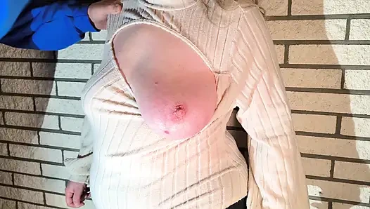 Sevgililer günü için çıplak göğüslerini kullanıyor