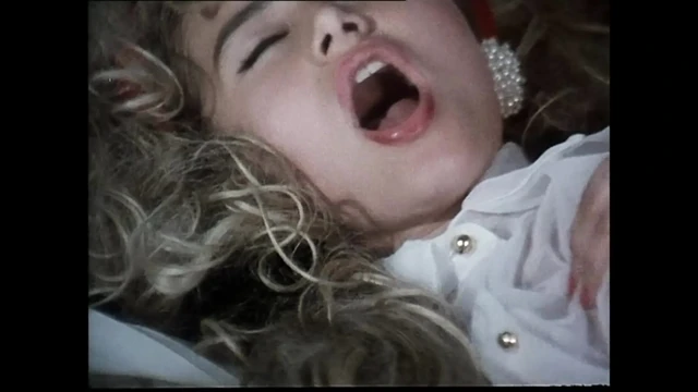 Секс в тройничке для молодой блондинки, трахнутой и кончаем в рот Rocco Siffredi и еще одним большим членом