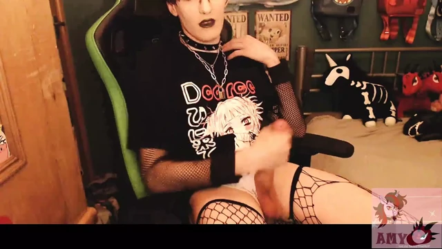 Gotik mastürbasyon yapıyor ve boşalıyor