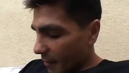 Sapık sarışın götünü sert yarakla pompalatmadan önce folyoya sarılıyor
